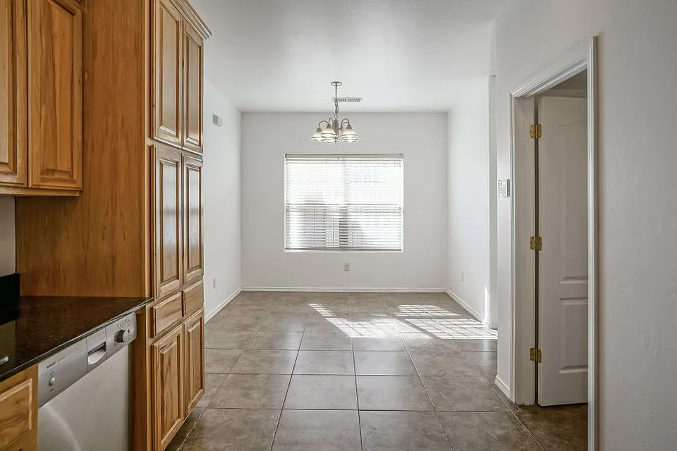3 bed, 1847 sqft, $2,800 — Photo 4