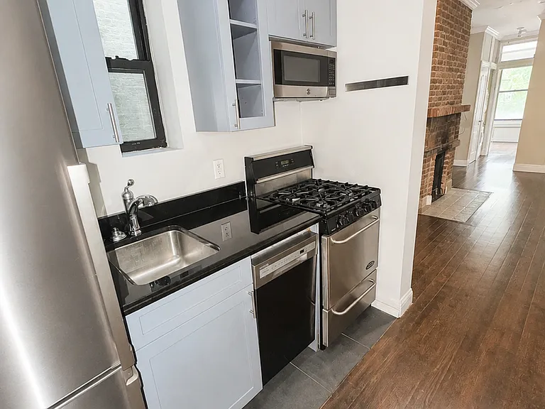 209 E 25th St #2A — Photo 4