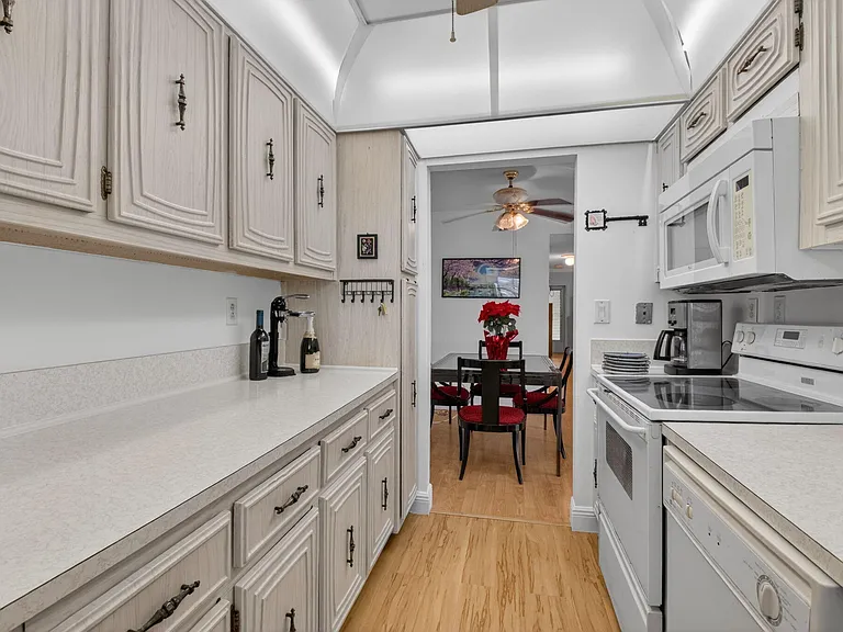 172 High Point Ter W #D — Photo 10