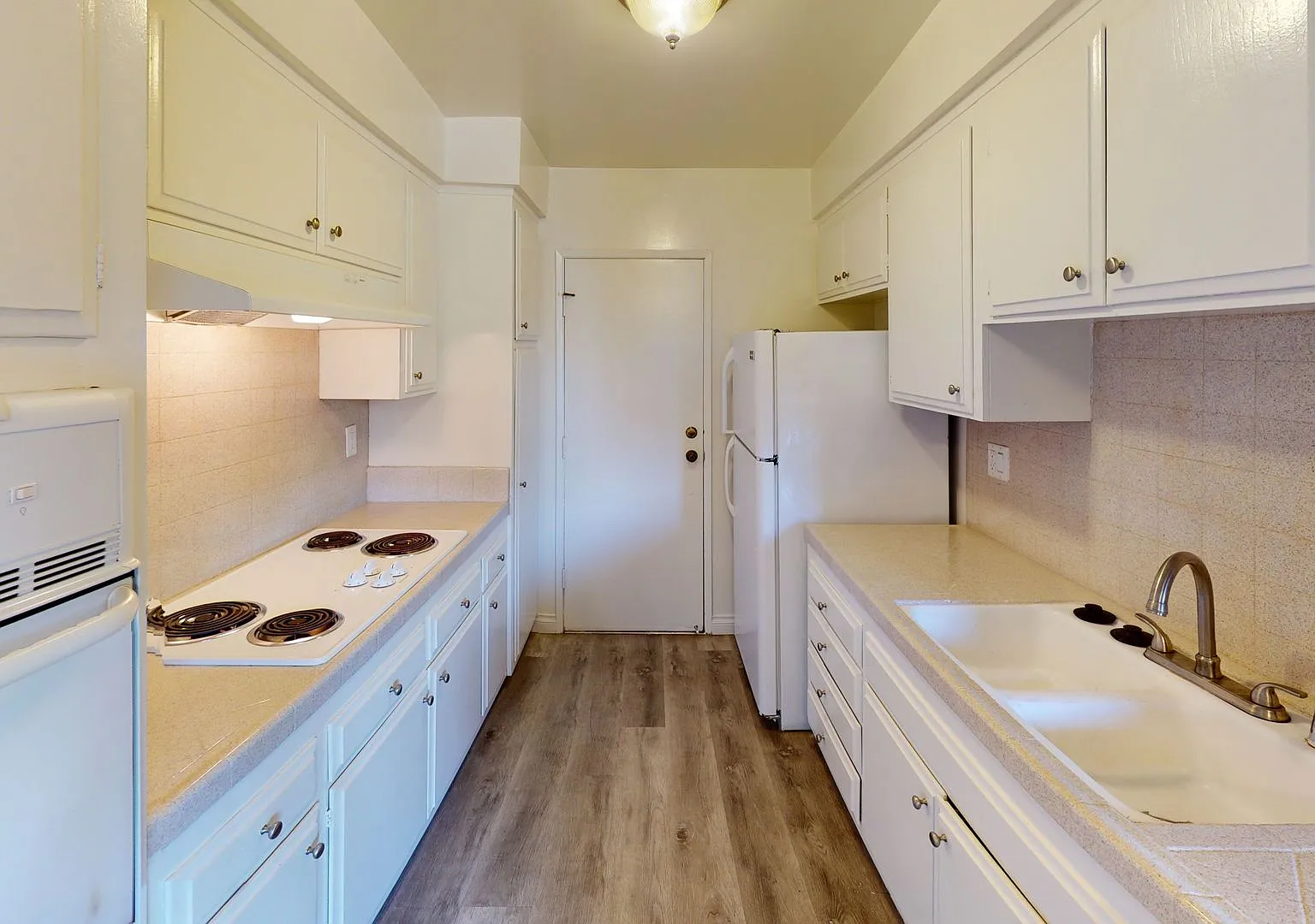 RMN - Romaine Apartments — Photo 3