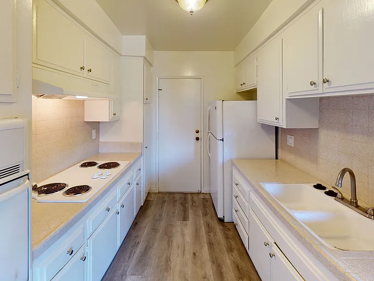 RMN - Romaine Apartments — Photo 3