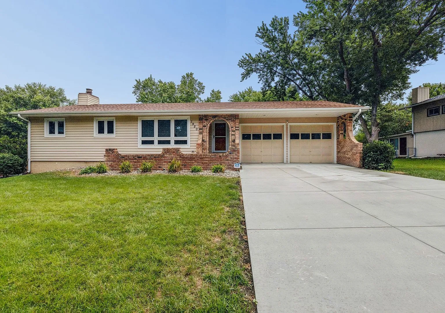 4 Bedroom Lincoln Ranch Home! — Photo 1