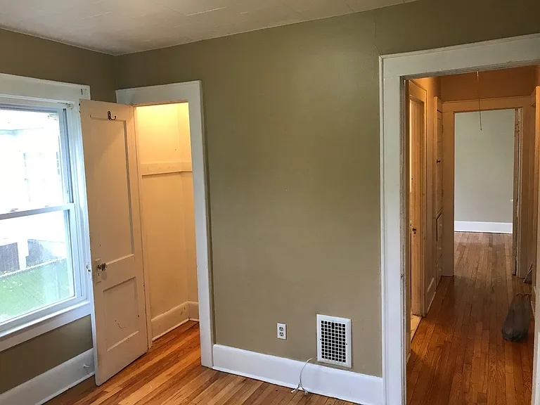 BACK BEDROOM LOOKING TO HALL BETWEEN BEDROOMS AND BATHROOM