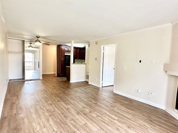 3rd image of 5520 Owensmouth Ave APT 220