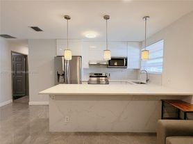 724 NE 3rd St, Hallandale, FL