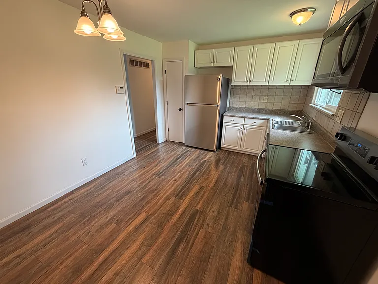 Kitchen / Dining Area