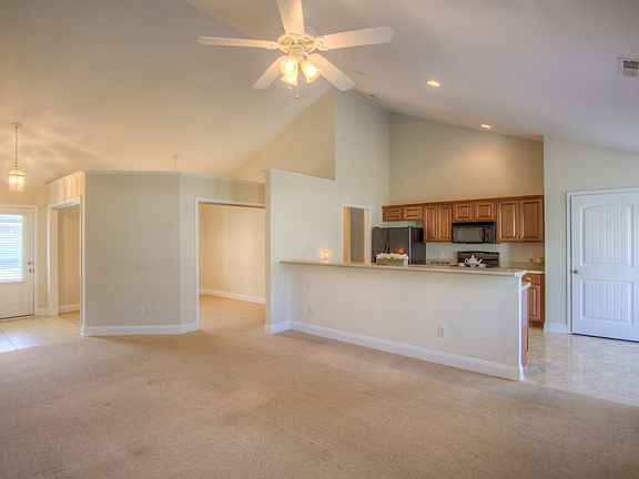 3rd image of 913 Dunhill Ln