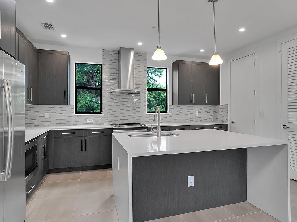 1st image of 625 NE 22nd Dr