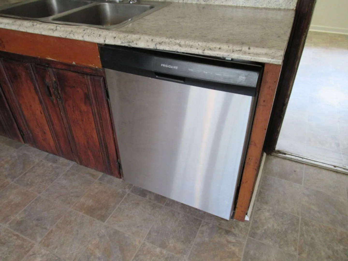 3bds 2ba Brick Ranch beside Carrollton High School — Photo 4