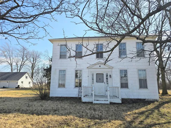 8236 State Route 16, Hillsboro, IL 62049