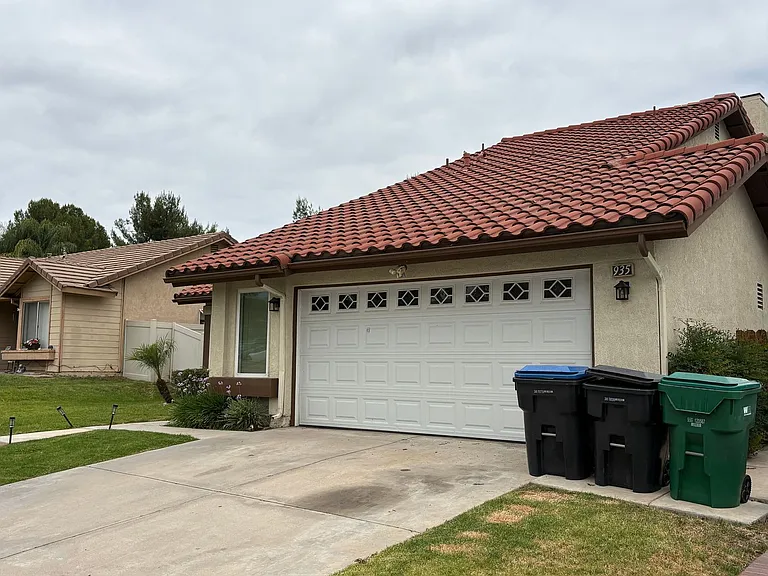 935 Ridgewood Dr — Photo 3