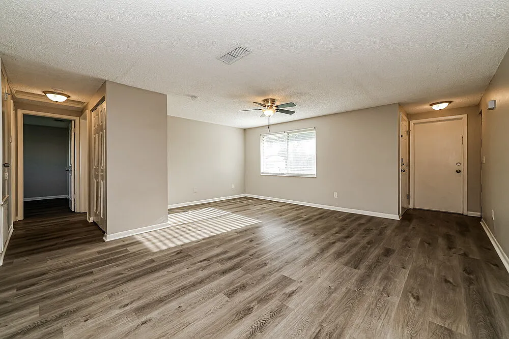 3 bed, 2.0 bath, 1381 sqft, $2,215 — Photo 4