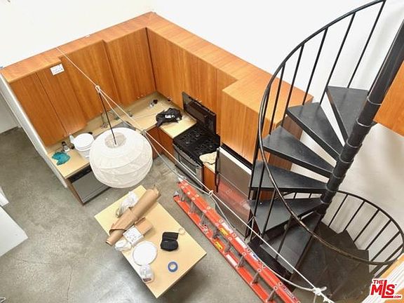 5th image of 553 Rose Ave #3