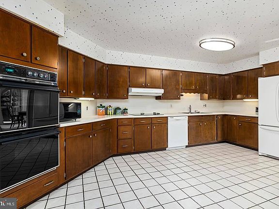 5th image of 1 Buttonwood Ln