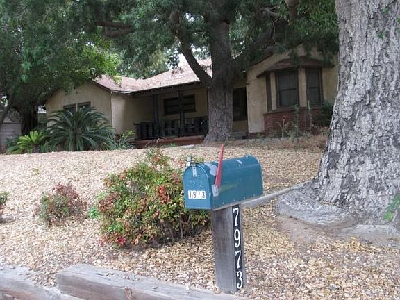 1,531 square foot home on large 0.34 acre lot (14,725 sq. ft.) in the exquisite Red Hill Community o