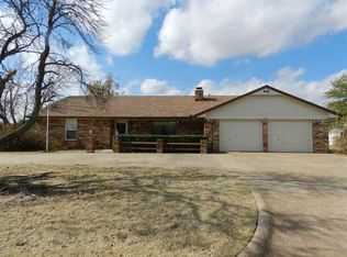 416 N Cheyenne St, Hennessey, OK 73742