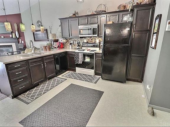 3rd image of 3629 Thornhill Cir E