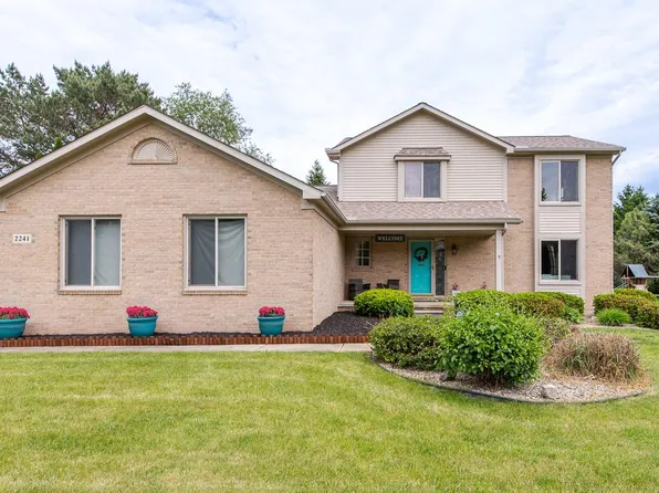 2241 Elkridge Cir, Highland, MI 48356