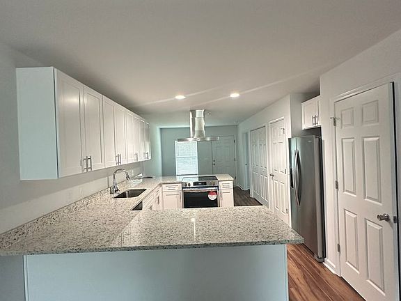 4th image of 221 Charleston Dr