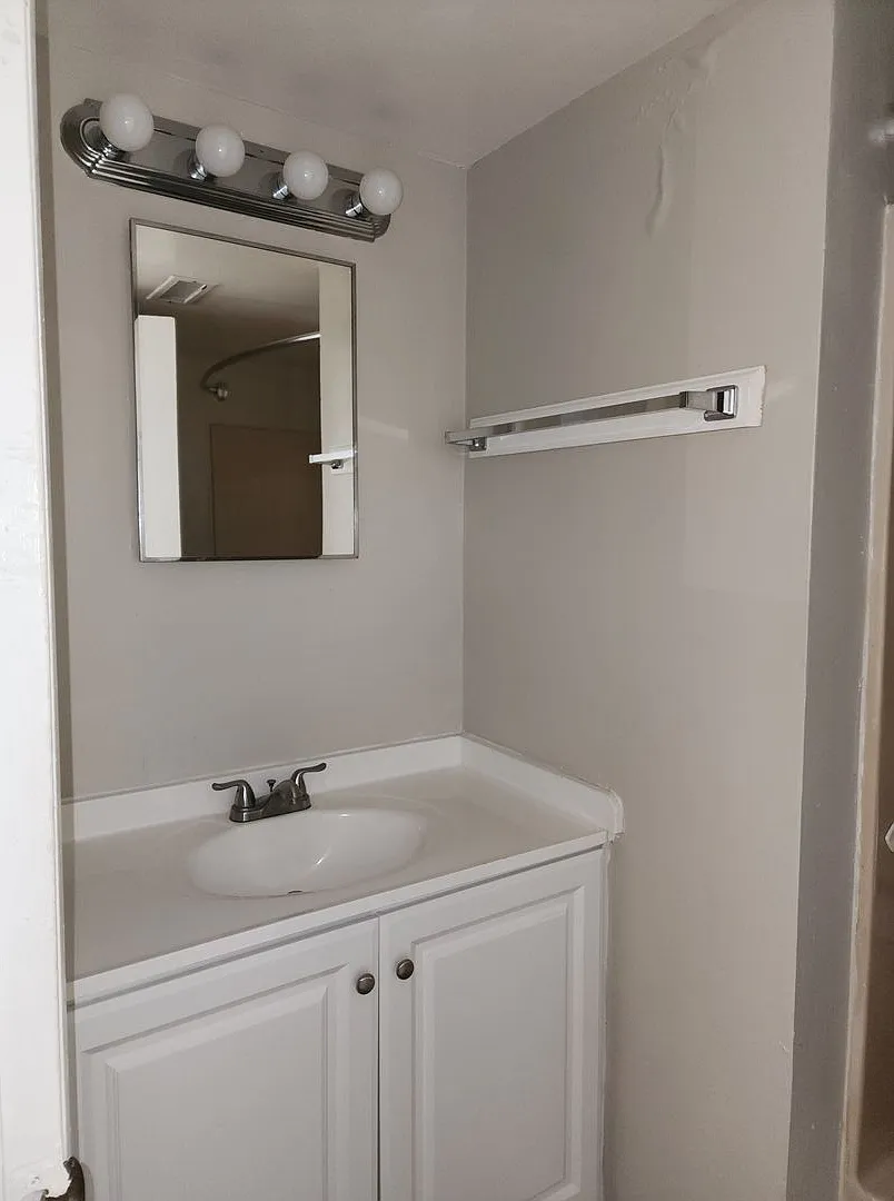 4th Bay 9520 — Photo 4