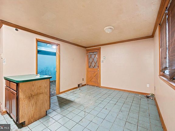 5th image of 146 Ervin Ave
