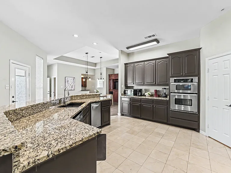 2451 Valley View Dr — Photo 18