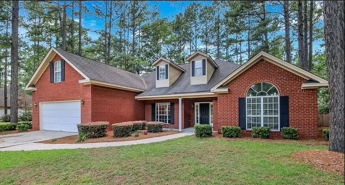 4 bed, 2300 sqft, $2,950 — Photo 2