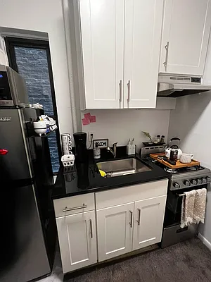 Rented by Salon Realty Corp | media 9