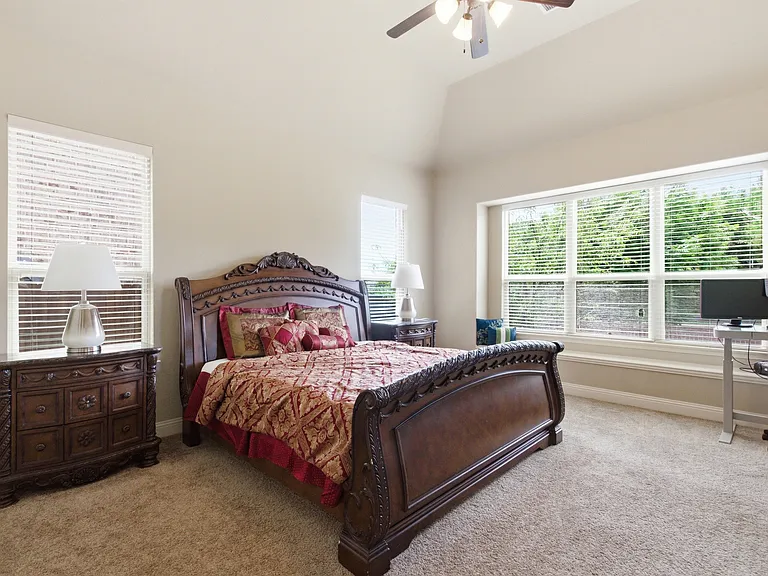 2304 Lynbridge Cir — Photo 16