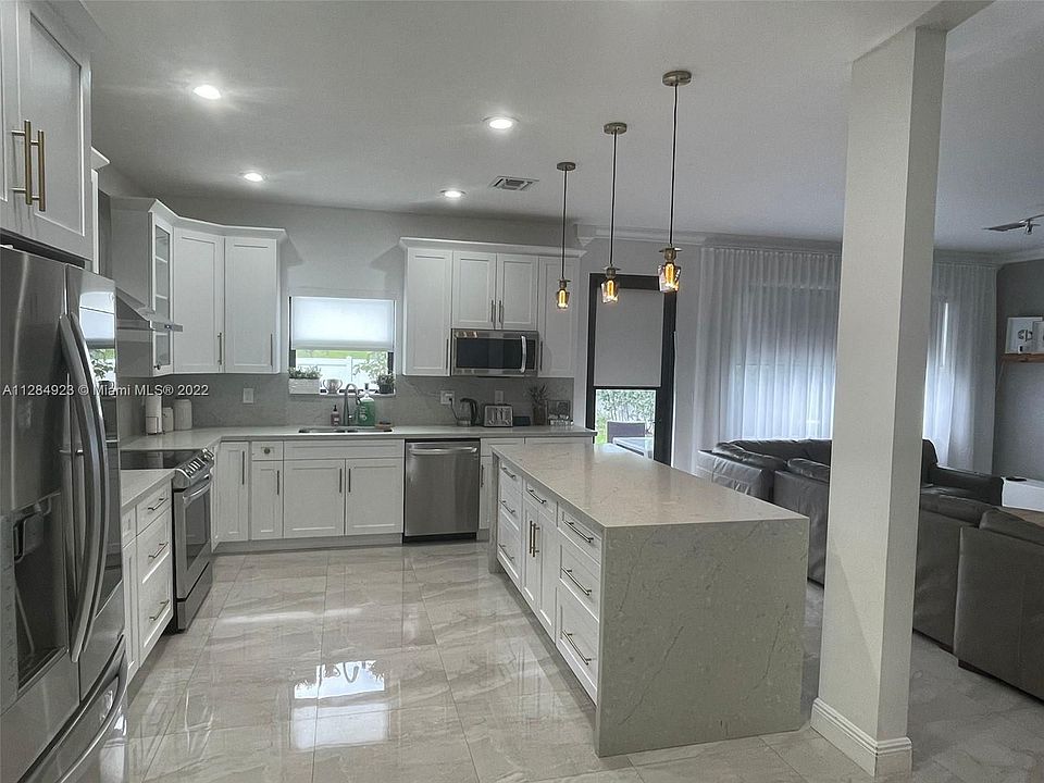 1st image of 900 NE 191st St #900