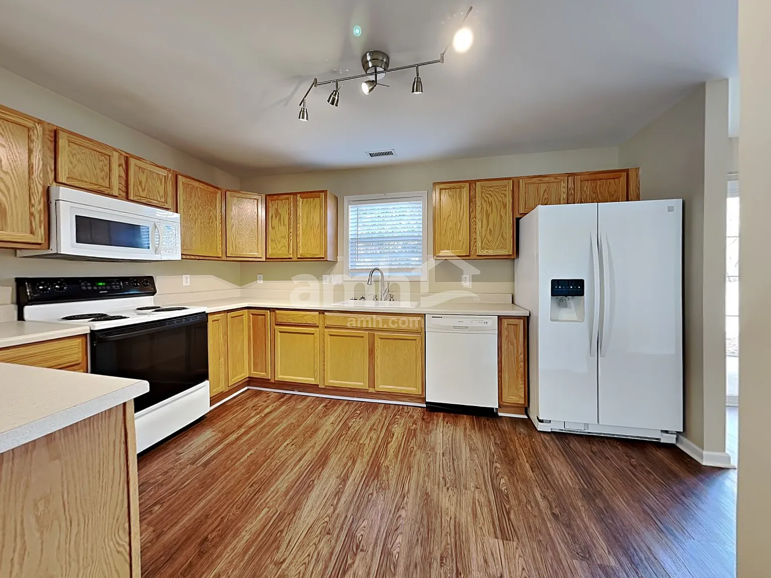 3 bed, 2.5 bath, 1650 sqft, $2,025 — Photo 3