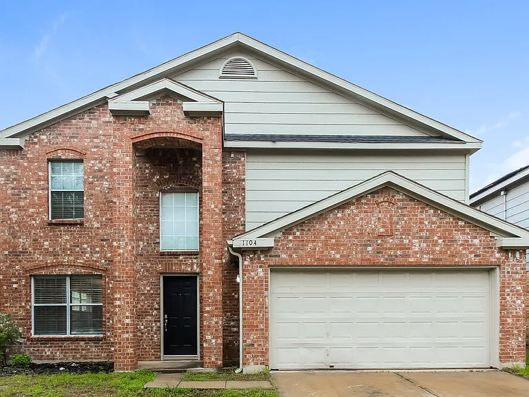 1104 Beechwood Dr — Photo 1