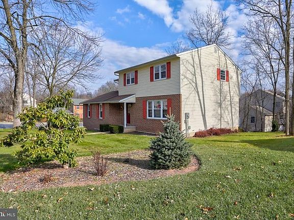 2nd image of 301 Ivy Ln