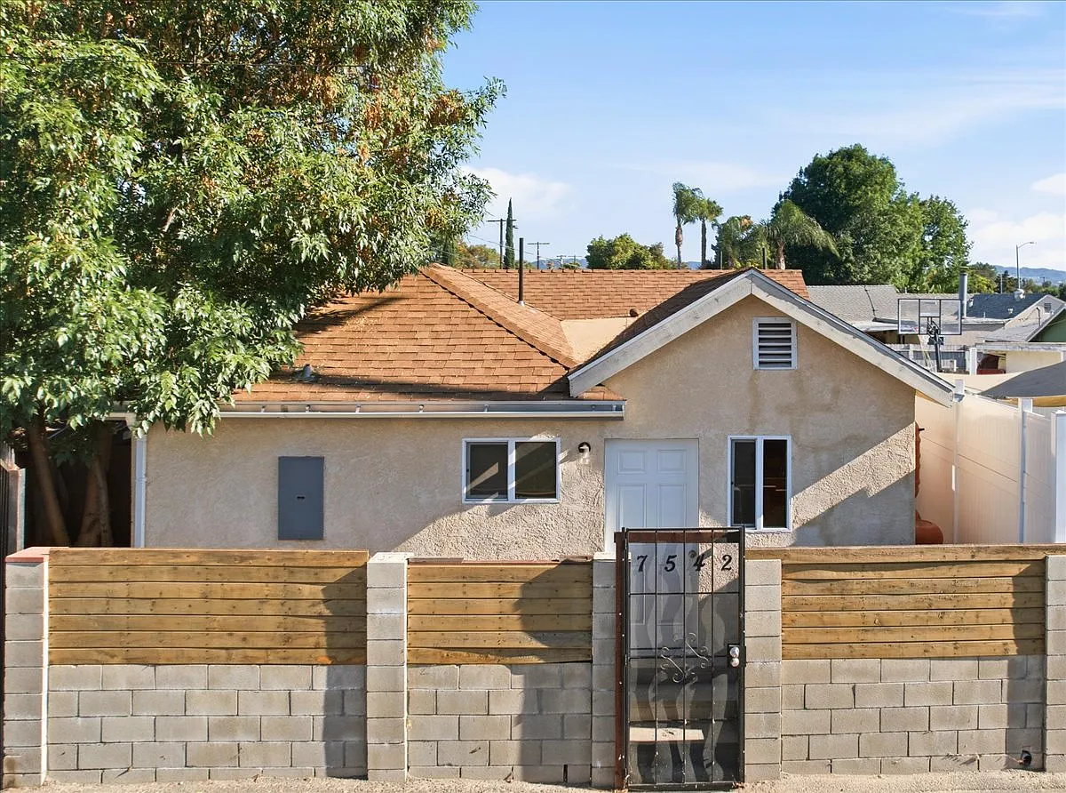 2 bed, 2.5 bath, 770 sqft, $2,800 — Photo 1