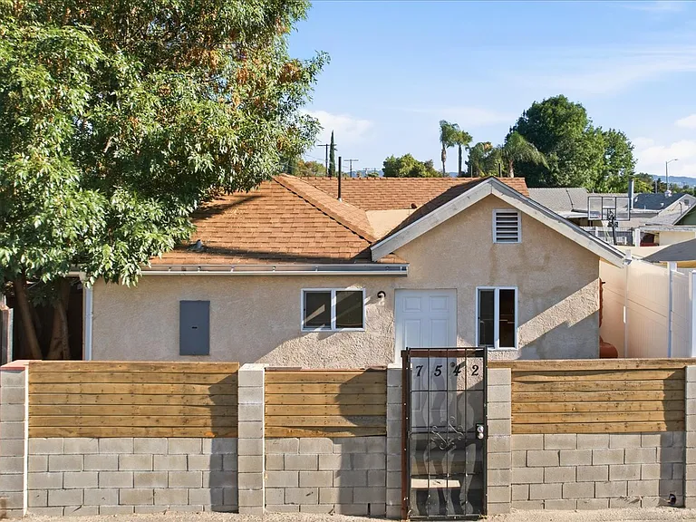 7542 White Oak Ave — Photo 1