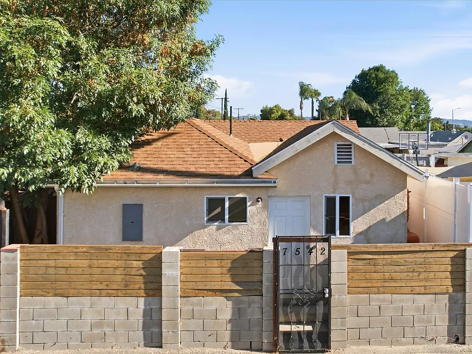 7542 White Oak Ave