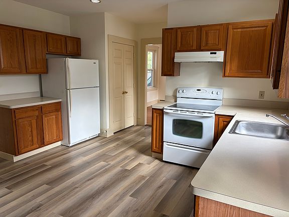 3rd image of 17 Lake St #17