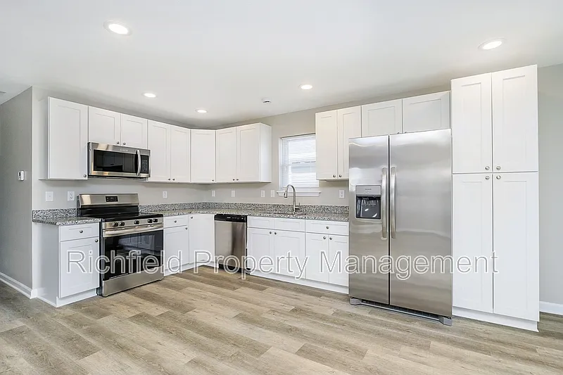 Building Photo - 420 S Hamilton Ave #A