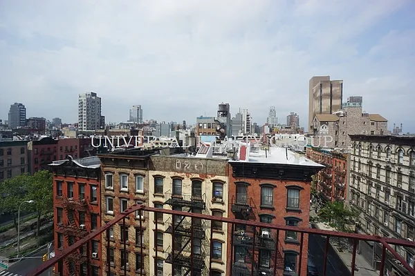 Rented by Universal Realty Group | media 8