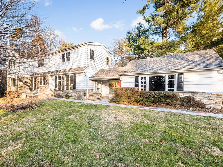 901 Academy Ln — Photo 4