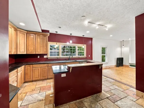 30 Myrtle Ave, Holyoke, MA 01040