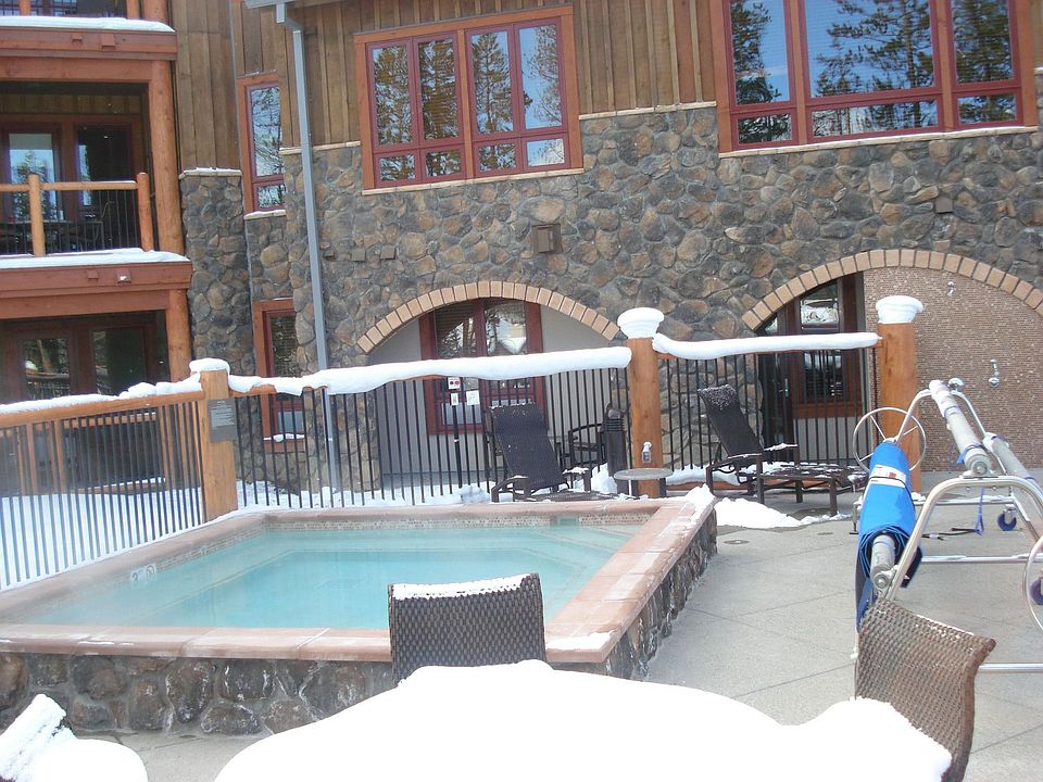 Pool/Exterior