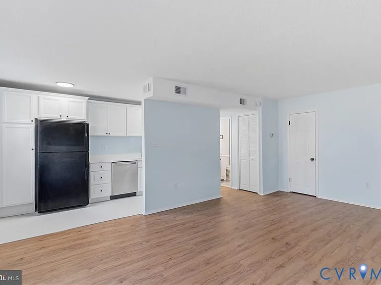 9207 Douglas St #201 — Photo 8