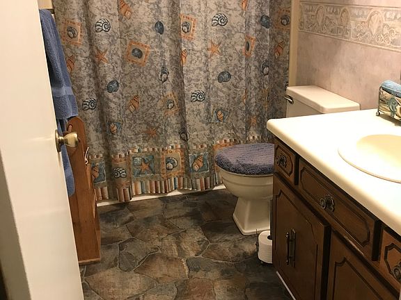 Main level full bath