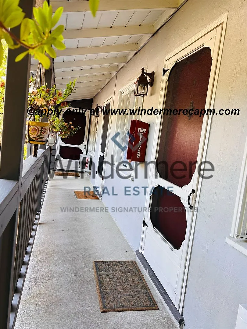 Charming 1 bedroom Midtown Apartment in cozy community! — Photo 2
