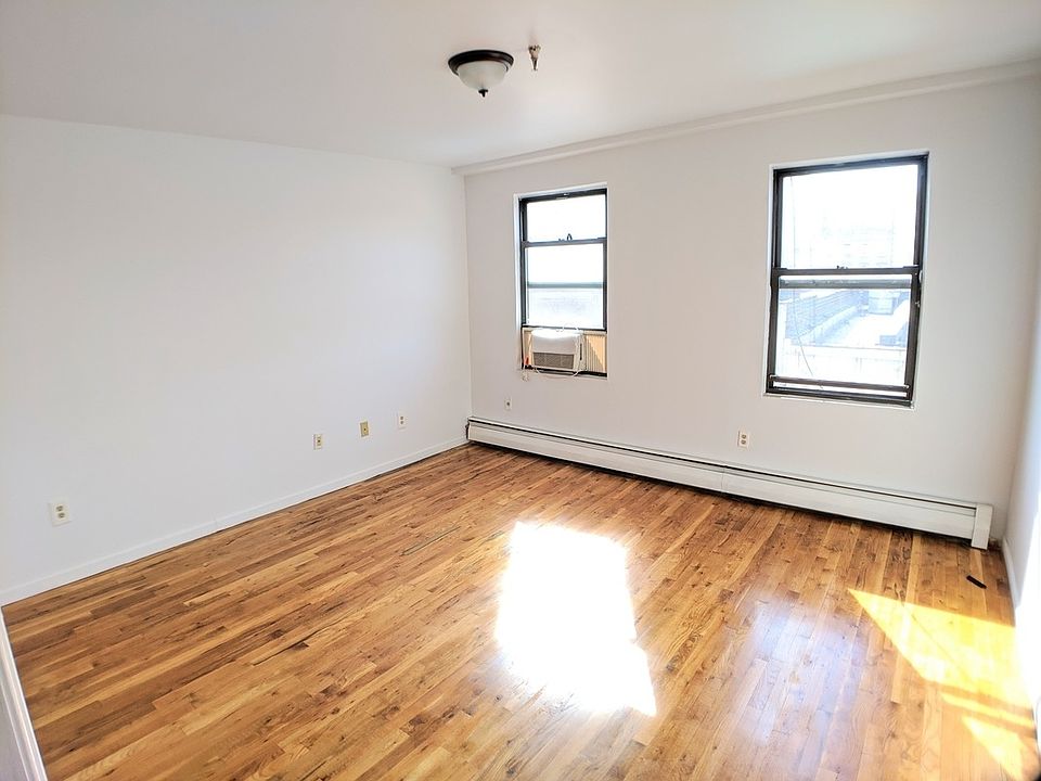 1st image of 10 Claver Pl #4