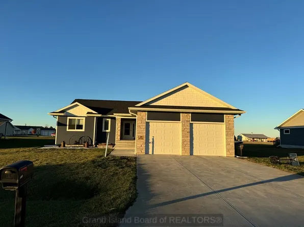 211 Tonya Dr, Giltner, NE 68841