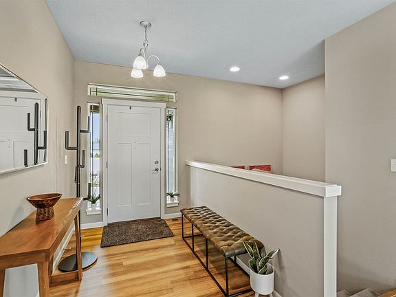 4th image of 712 E Belle Ln