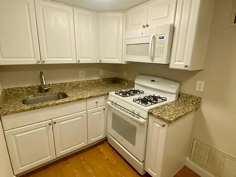 614 Forest Ct #B — Photo 4