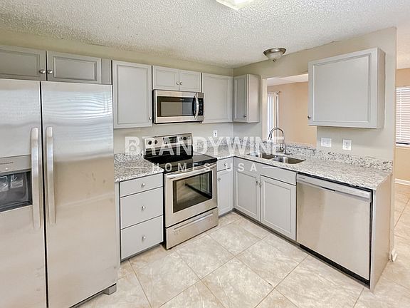 5th image of 616 Pembridge Dr W